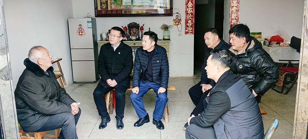 1740013906249140.jpg 党委书记严想元(左三)慰问“三类对象” (2).jpg