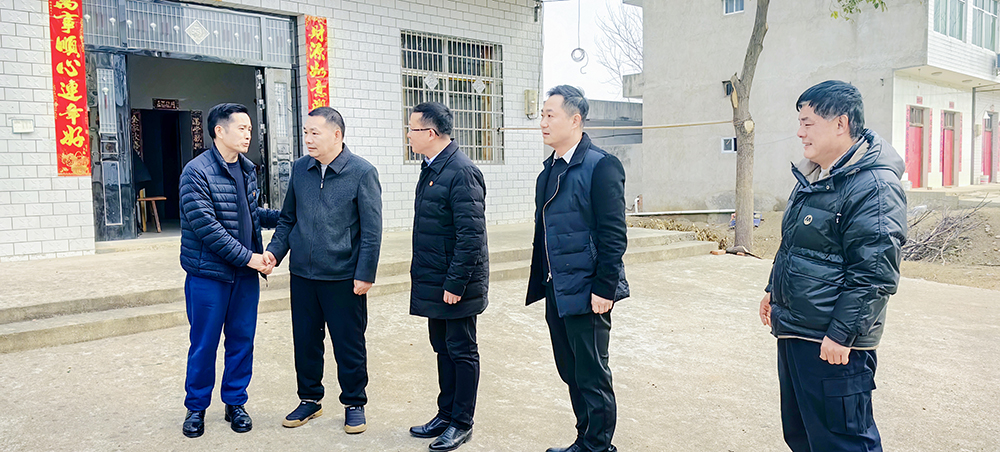 1740013941413692.jpg 党委书记严想元(左一)看望驻村工作队.jpg