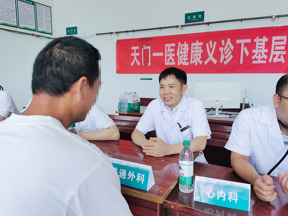 1788916674613190.jpg 1.党委书记严想元为群众义诊.jpg