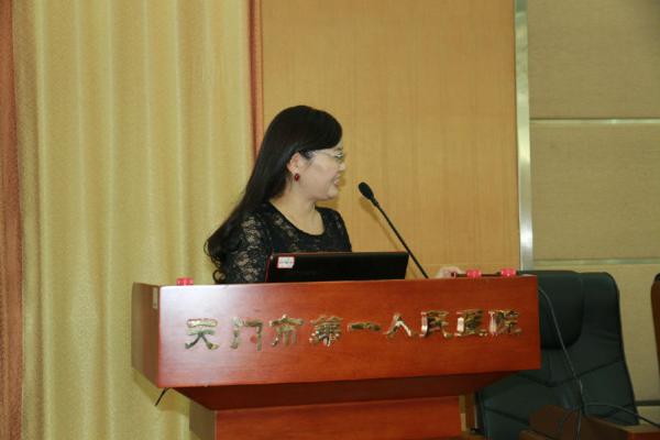 3 新生儿科主任张连红主持学会.jpg