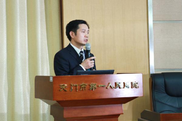 2 副院长严想元主持会议1.jpg