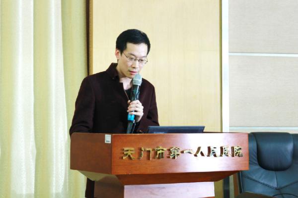3 病理科医生陈勇讲课现场.jpg