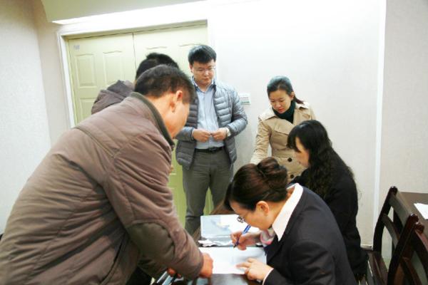 3 现场进行顺序抽签登记.jpg