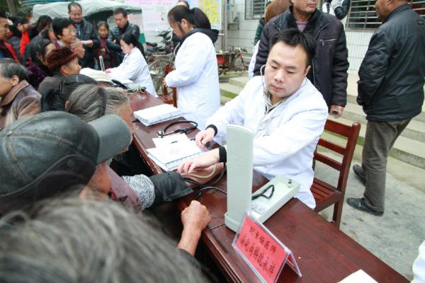 4 消化内科副主任沈永祥义诊.jpg