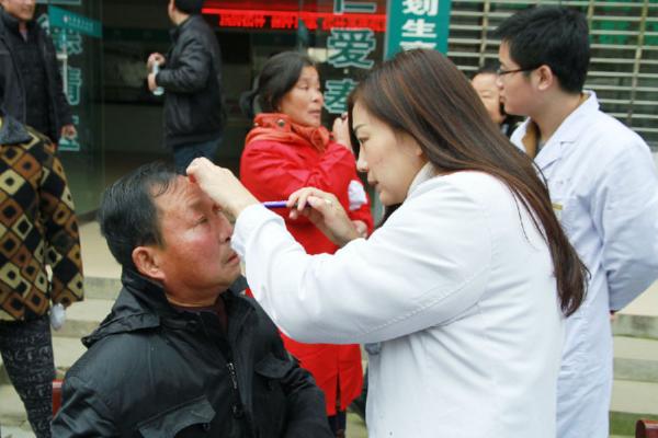 6 眼科医师李玉红义诊.jpg