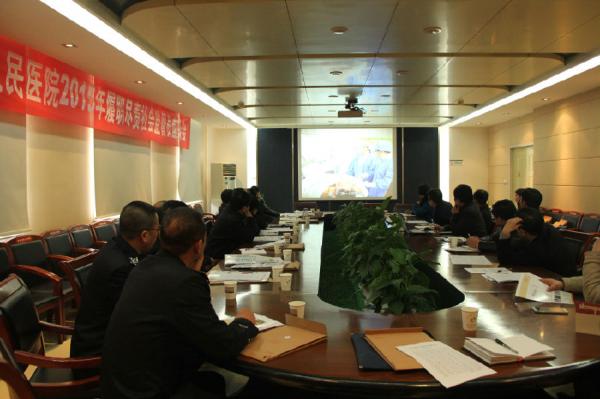 社会监督员观看了我院新拍摄的形象片.jpg