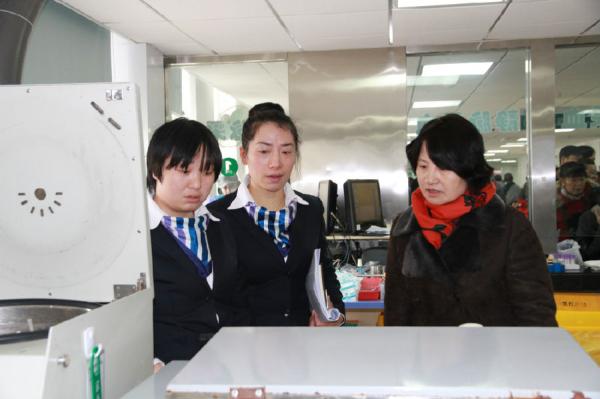 6孟教授考察实验室设备.jpg