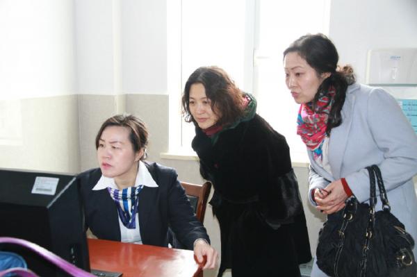 7吴教授、钱院长查看生殖医学中心信息化建设.jpg
