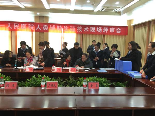 8专家现场查看资料.jpg