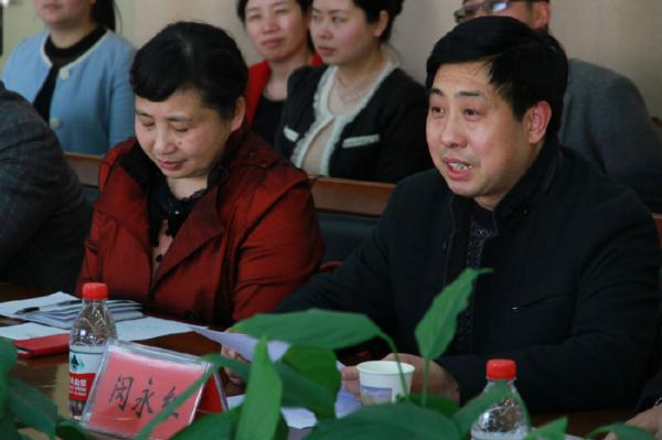 2 市卫生计生委副主任闵永红主持会议.jpg