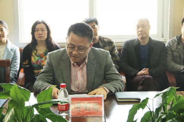 3 省妇幼健康服务处贾利高副处长宣读运行批准文件.jpg