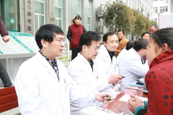 2 义诊现场.jpg