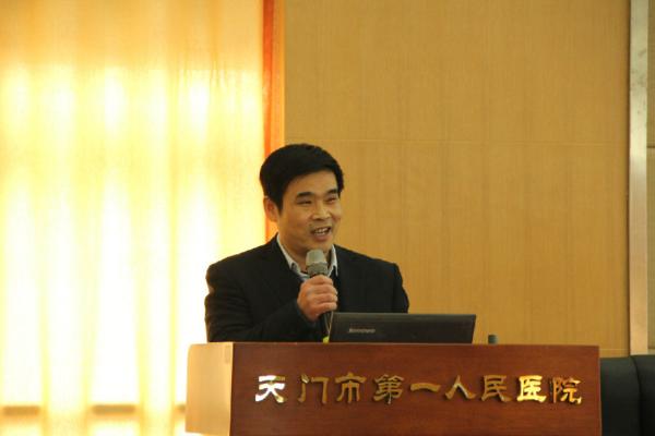 6 杨小华主任主持学术活动.jpg