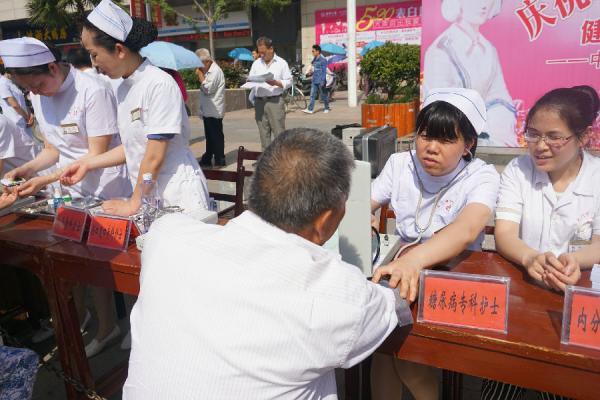 02 天门一医院糖尿病专科护士杨军娥在义诊现场.JPG