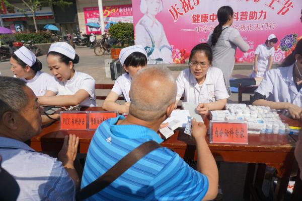 8 天门一医院内分泌医疗专家在义诊现场.JPG
