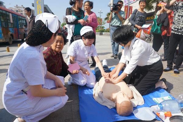 9 天门一医院护士长黄芳、徐冬梅现场行CPR指导.JPG