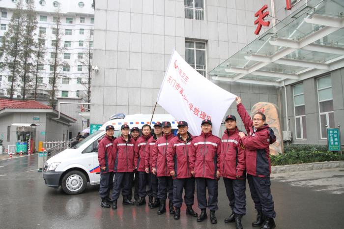 01 天门市第一人民医院门诊楼前一行十人整装待发奔赴河南.jpg