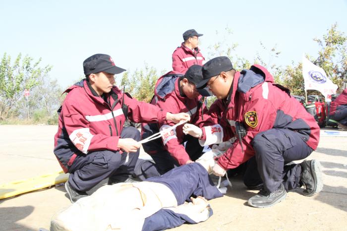 13-1 熊文、殷刚、肖凡、甘声骞进行开放性胫腓骨骨折操作考核.jpg