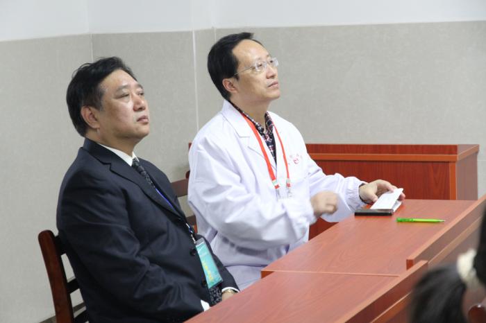 6 院长徐必生陪同专家组听课.jpg