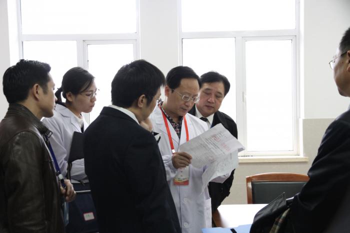 9 专家组查看外科教研室资料.jpg