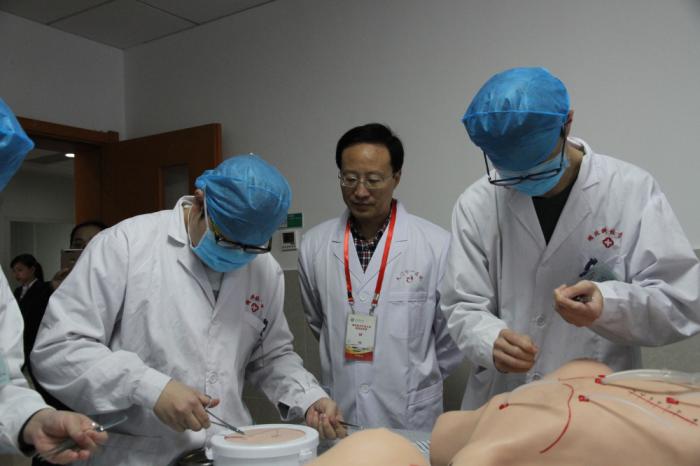 10 专家组观摩各种技能培训实践基地.jpg