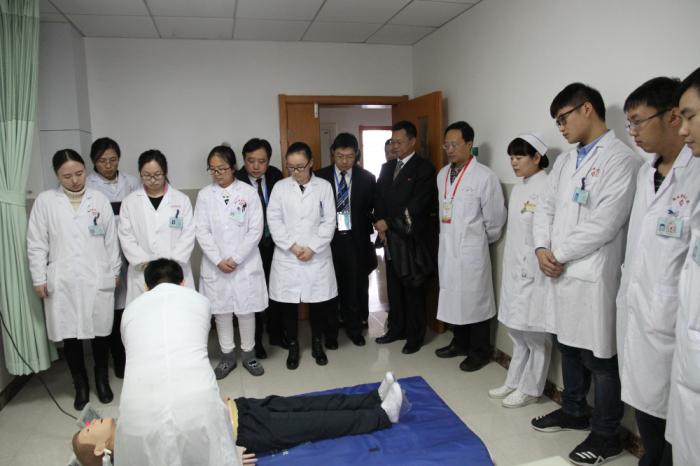 11 专家组观摩各种技能培训实践基地.jpg