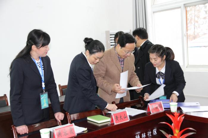 16 专家组查看杨林社区医院相关资料.jpg