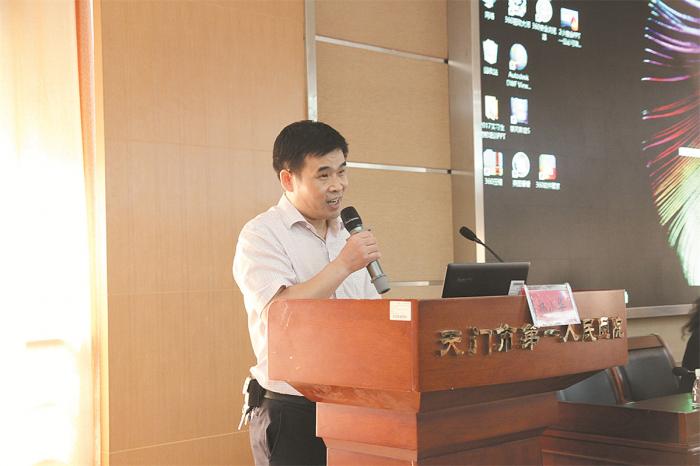 03 杨小华主任主持活动.jpg