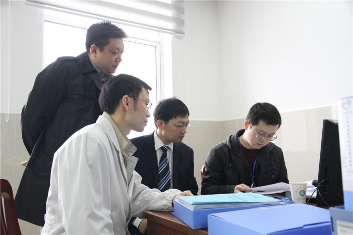 005 督查组查阅专业基地资料.jpg