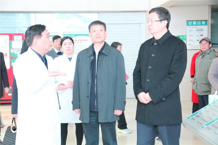 02 党委书记、院长徐必生通过PPT向考评组介绍医院相关情况.jpg