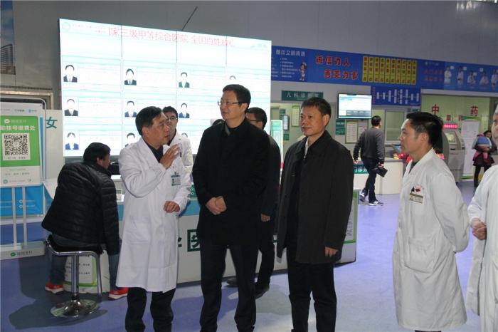 02 考评组视察医院门急诊.jpg