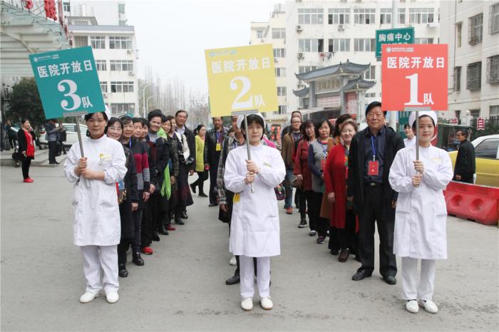 02 请社会监督员参加医院3.15“医院开放日”活动 顺三条线路 深入八个科室 现场参观指导.jpg