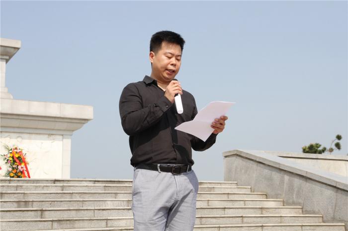 团委书记李伟讲话.jpg