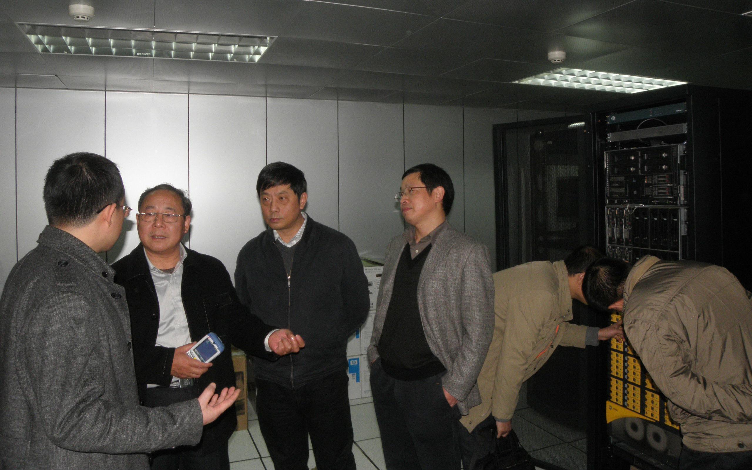 6省卫生厅巡视员黄运虎(左二)和省卫生厅信息中心主任胡国善(左三)对我院无线移动护理管理系统调研.jpg