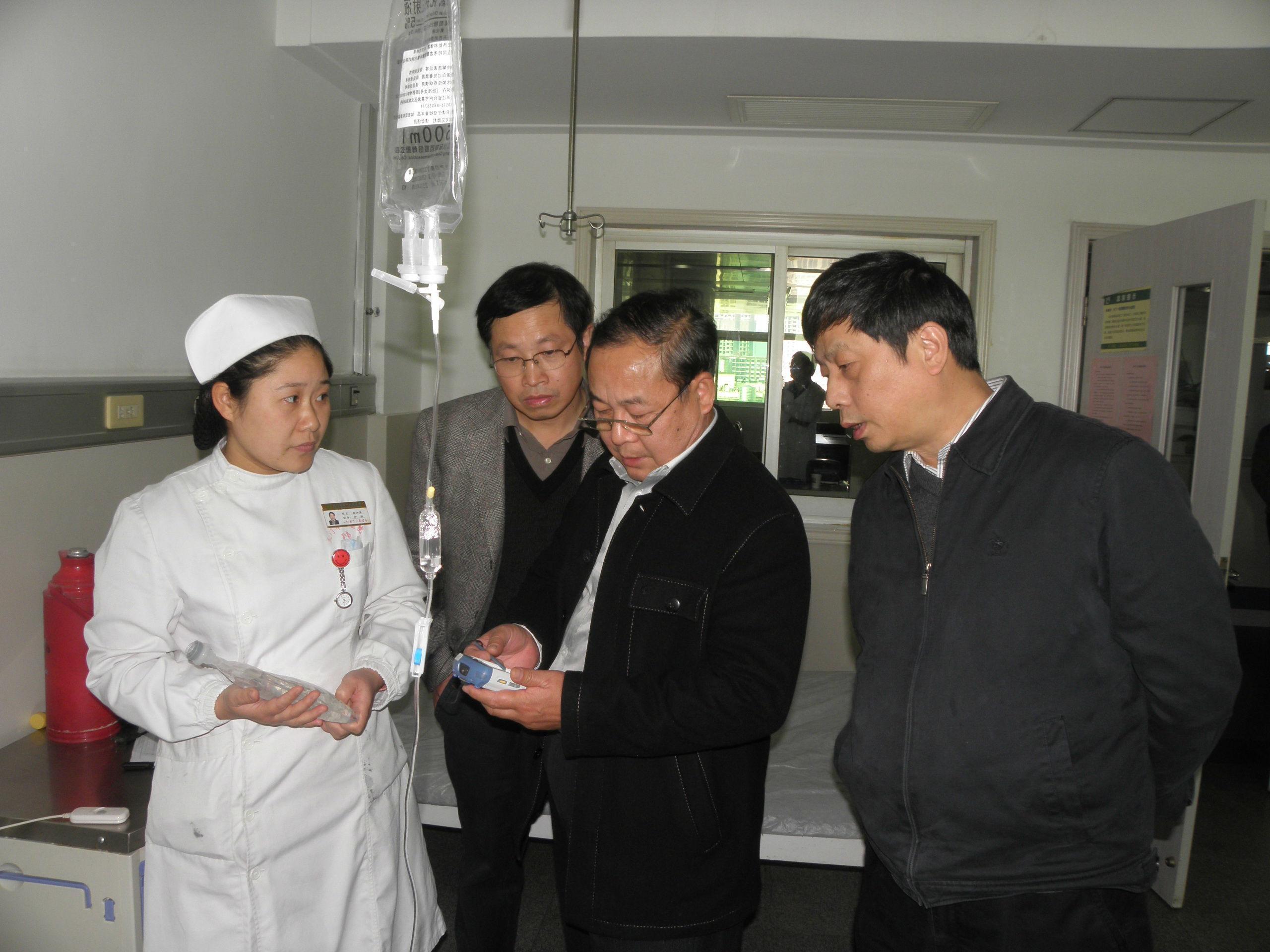 5省卫生厅巡视员黄运虎(右二)和省卫生厅信息中心主任胡国善(右一)对我院无线移动护理管理系统调研.jpg