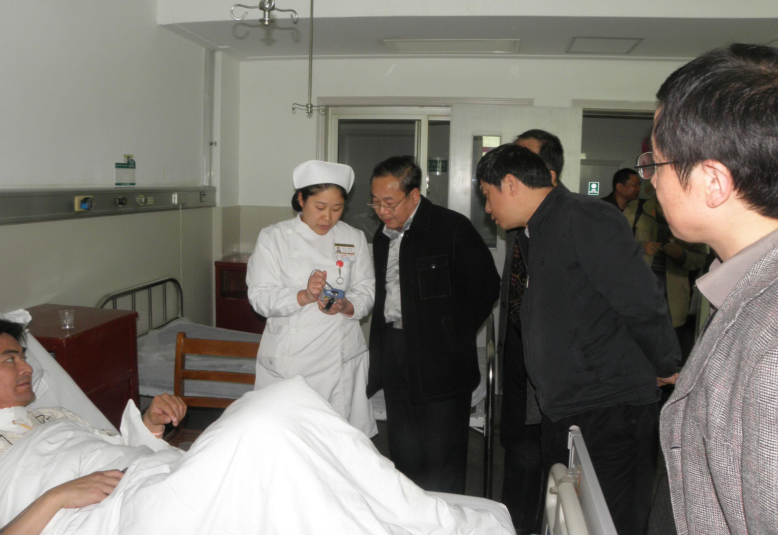 2省卫生厅巡视员黄运虎(中)和省卫生厅信息中心主任胡国善(右二)对我院移动医护查房系统调研.jpg