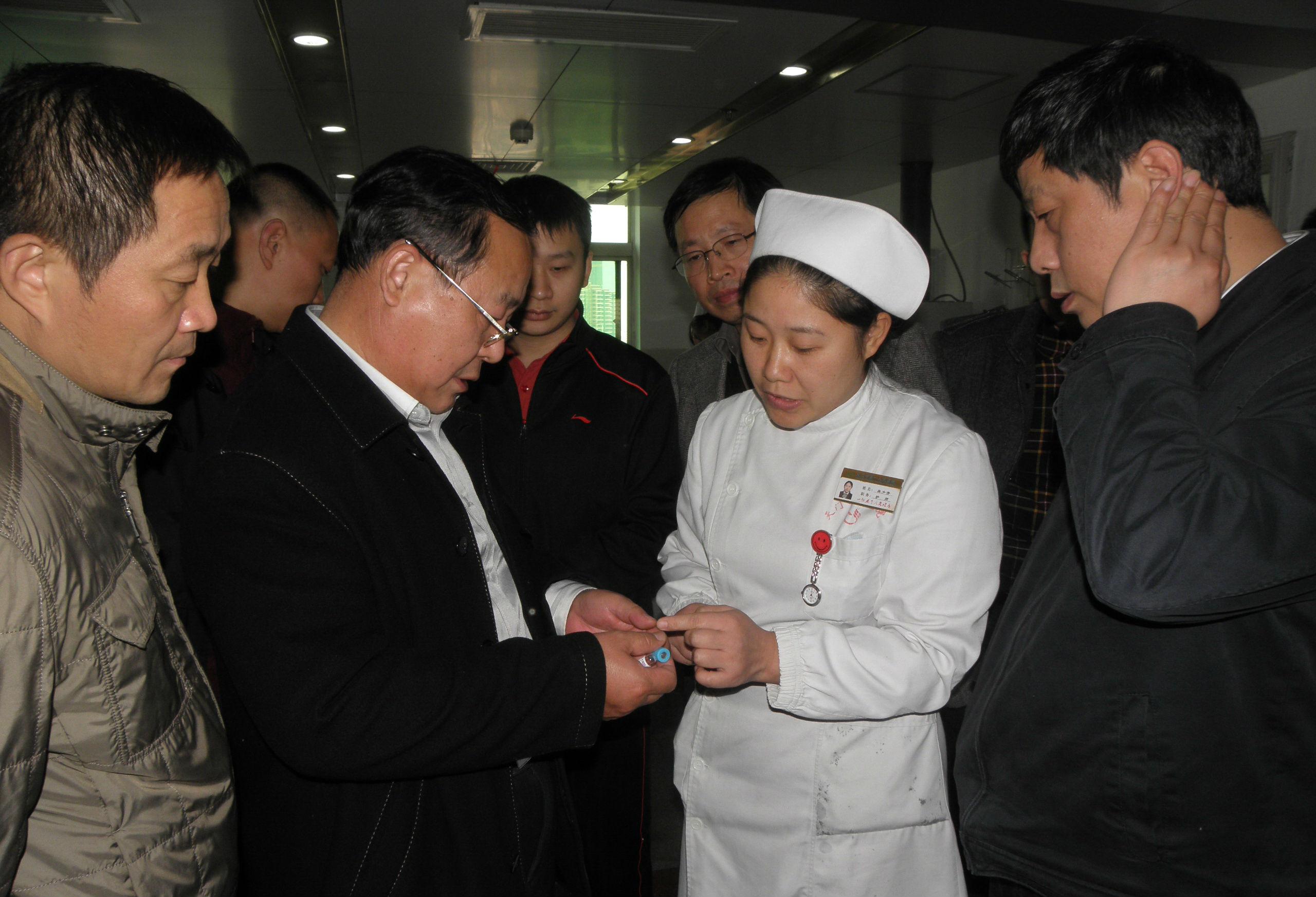3省卫生厅巡视员黄运虎(左三)和省卫生厅信息中心主任胡国善(右一)对我院LIS系统调研.jpg