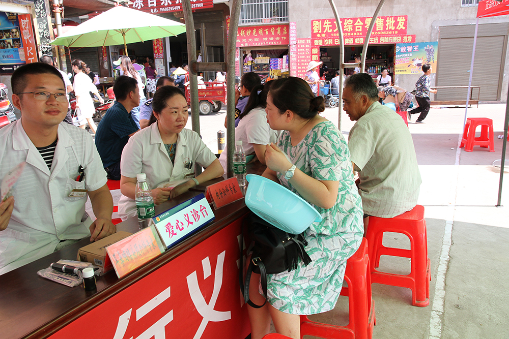 解为慈主任听群众阐述病情.jpg