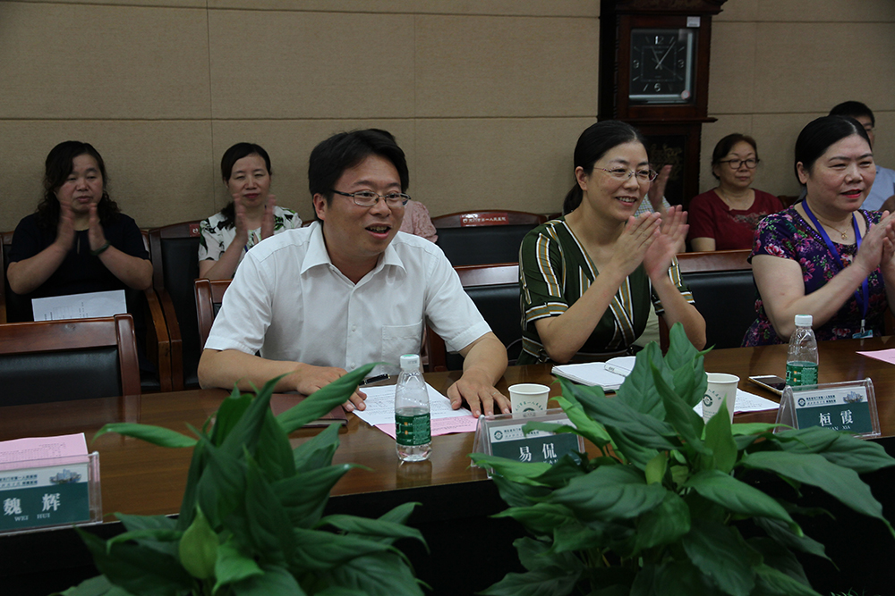 1-5市卫生计生委医政科科长易侃主持会议.JPG