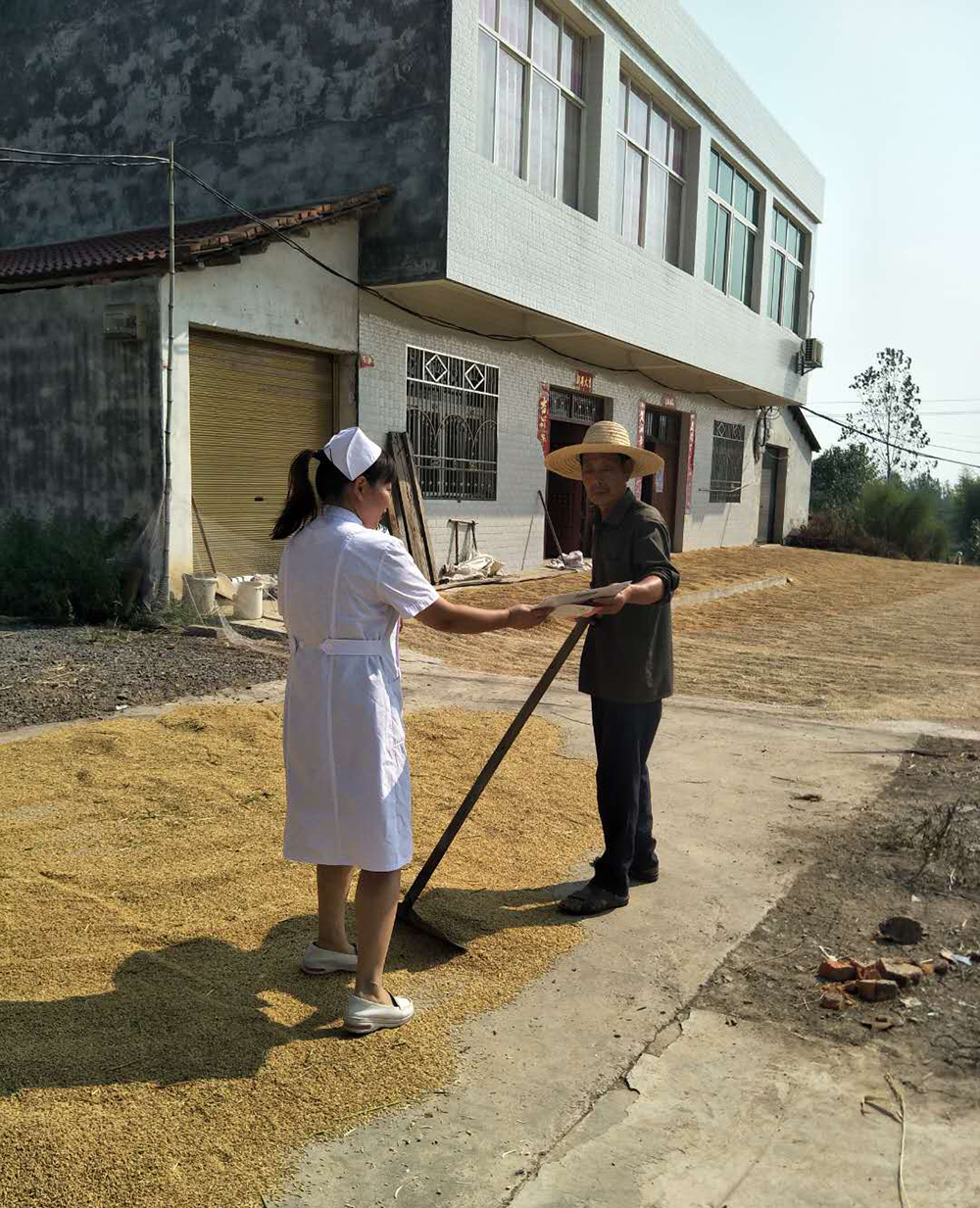 为群众发放健康教育刊物.jpg