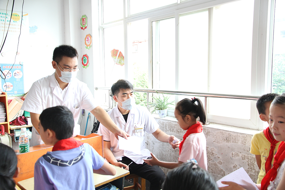 王尘帅副主任为学生讲解口腔健康知识.JPG