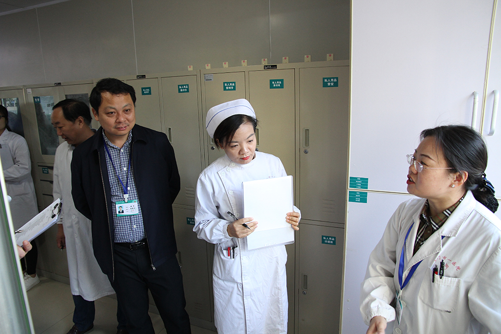 天门一医副院长魏辉(右三)对医院5s管理进行检查.JPG