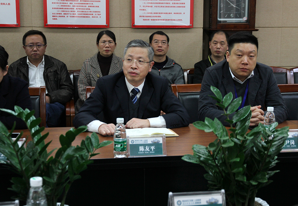天门一医副院长陈友平主持会议.JPG