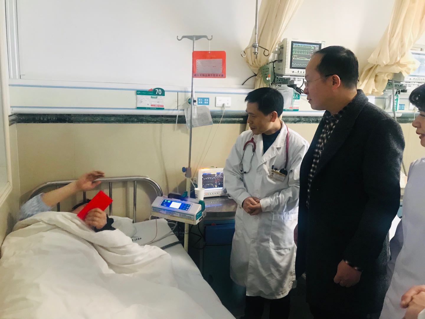 心三(代表工会慰问职工).jpg