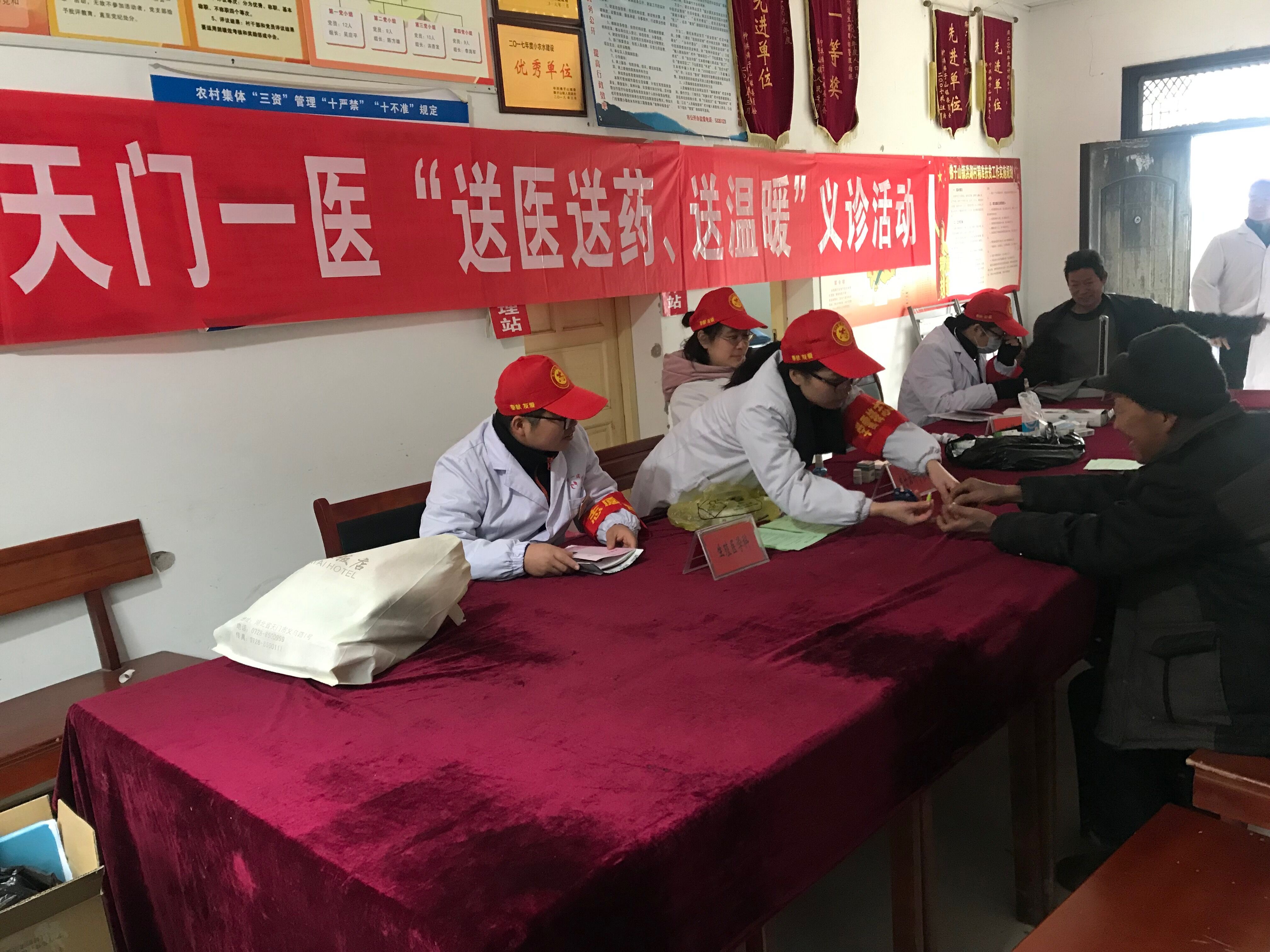 何大爷查血糖.jpg