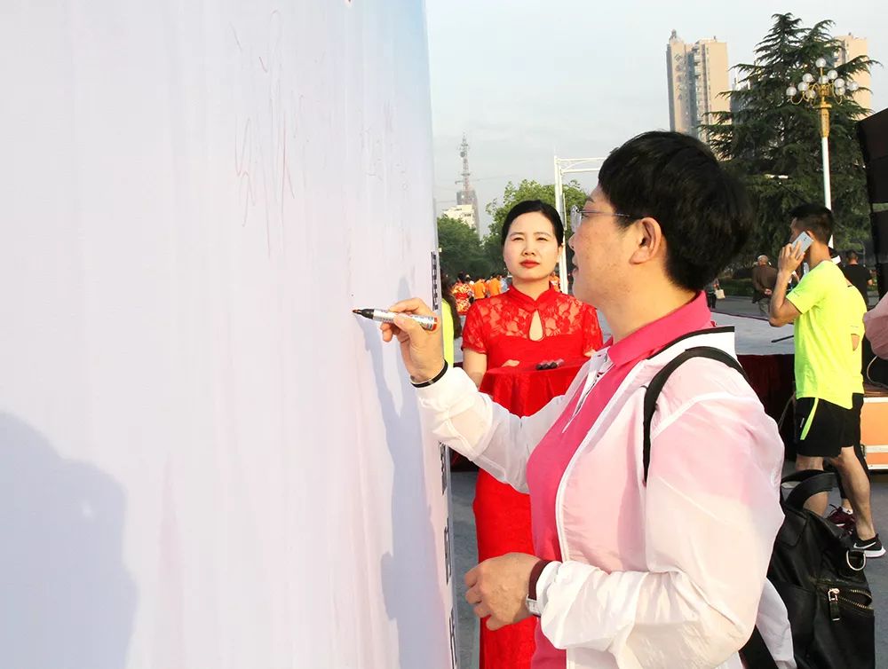 1.天门市副市长吴宇慧在签名墙上签名.jpg