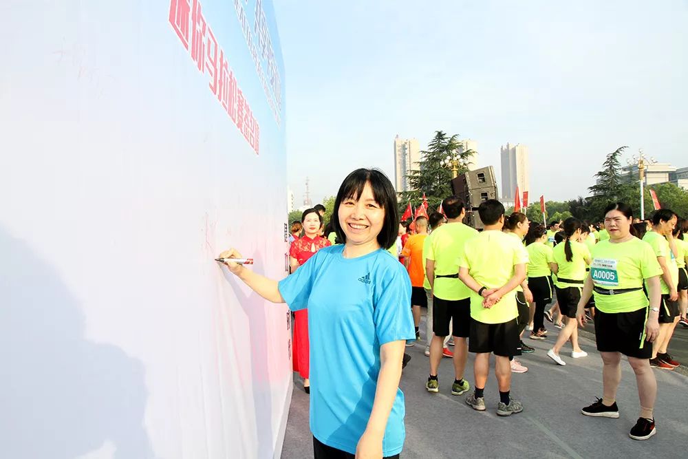 2.天门市卫健委党组书记、主任张叶在签名墙上签名.jpg