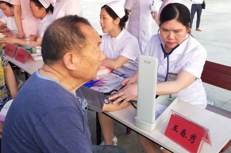 2.天门一医副院长王春秀为市民进行血压测量.png