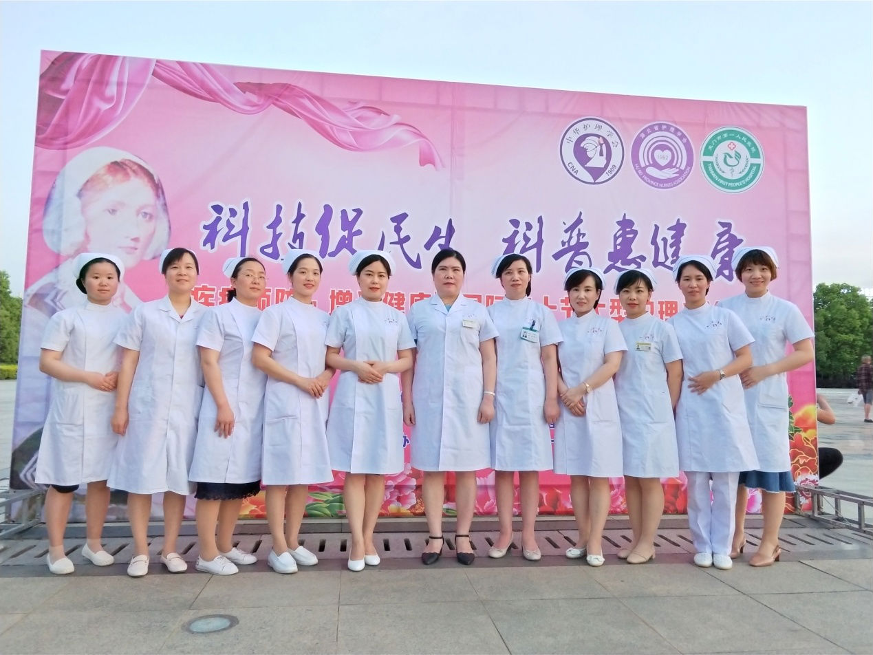 6.义诊结束后合影.png