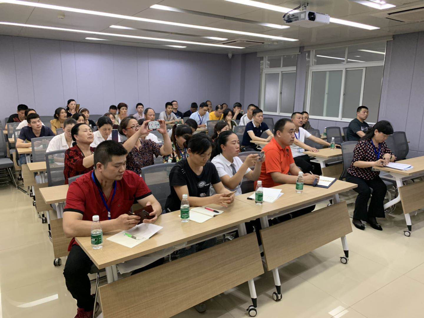 1.会议现场.jpg